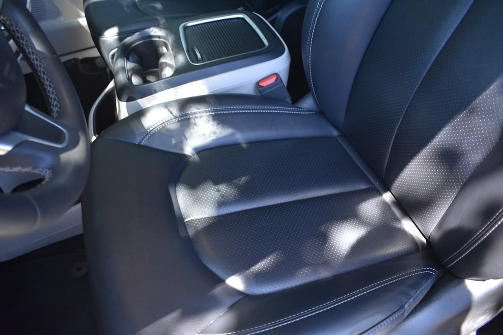 Used 2024 Chrysler Pacifica Touring-L FWD image 10