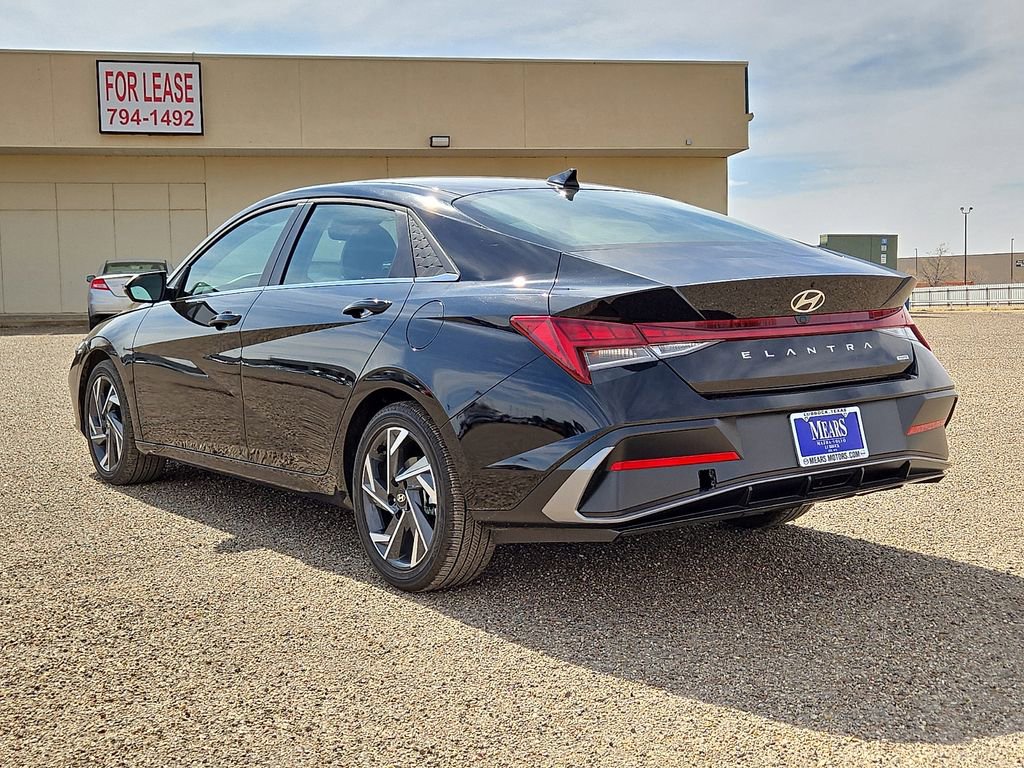 Used 2025 Hyundai Elantra Limited image 3