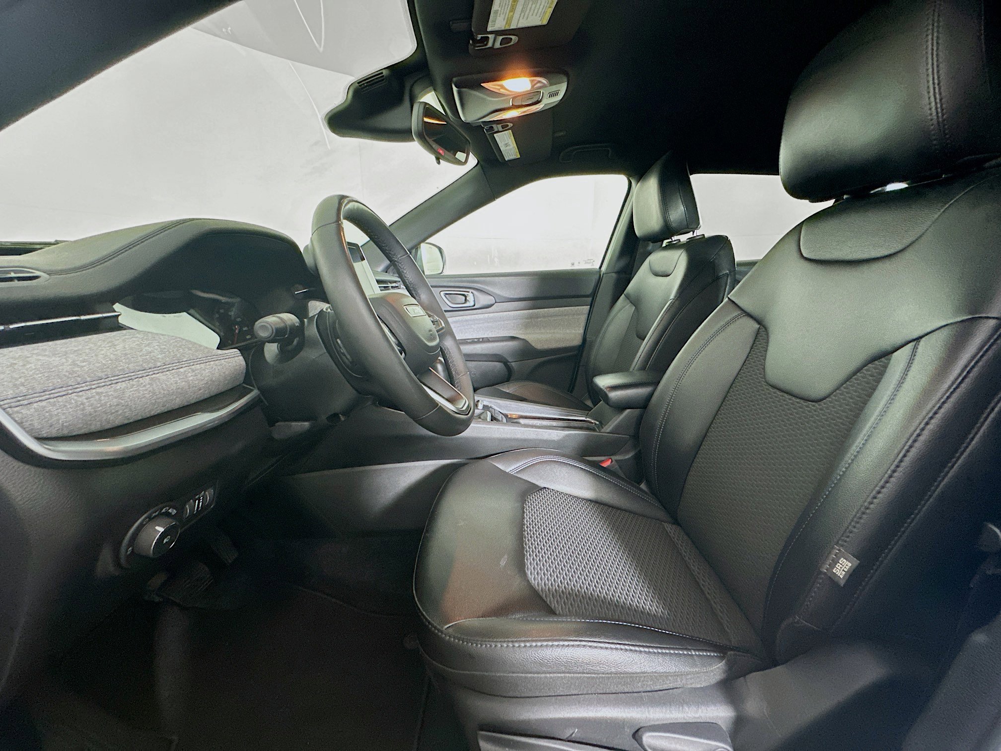 Used 2025 Jeep Compass Latitude image 13