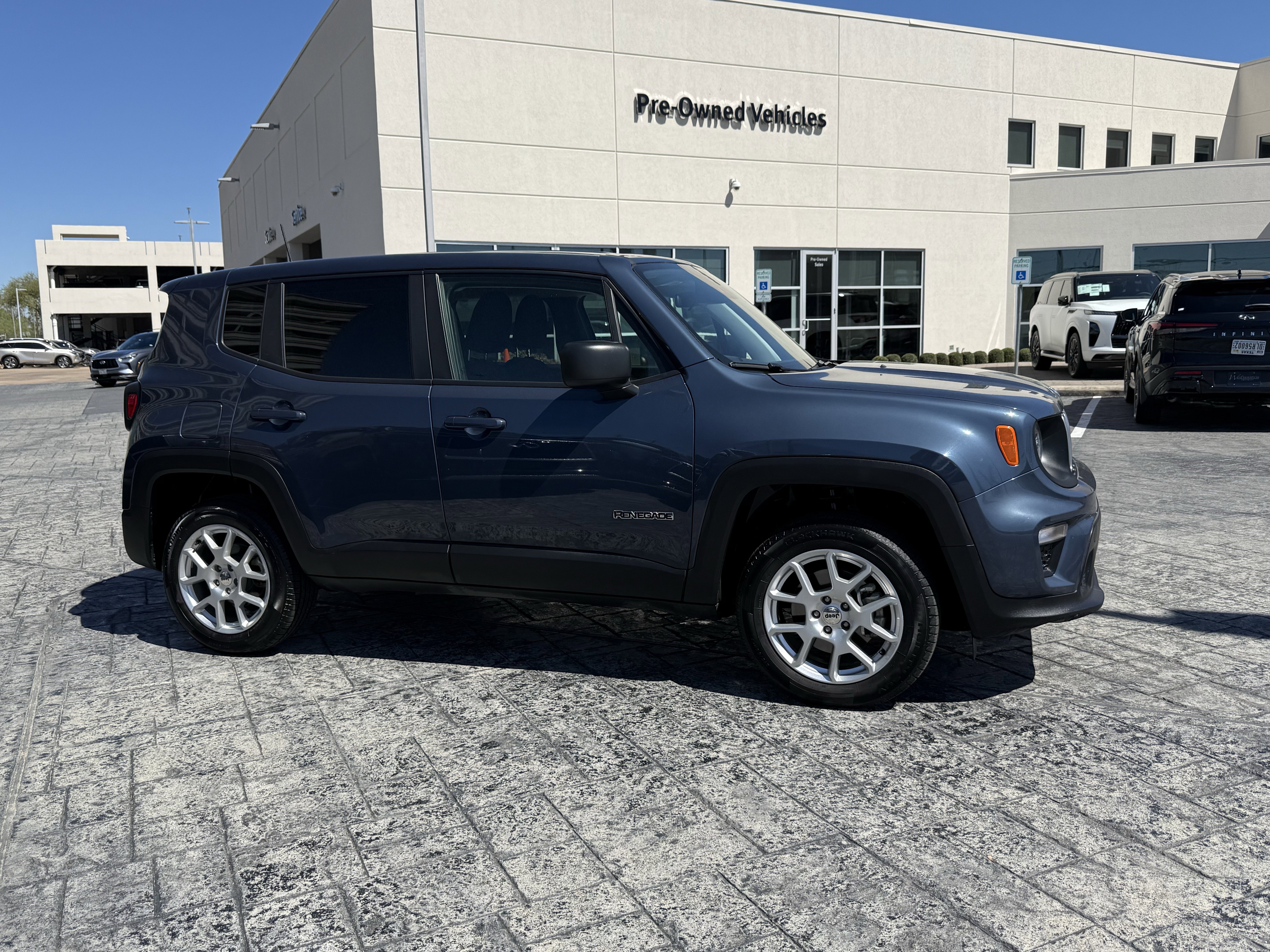 Used 2023 Jeep Renegade Latitude AWD/4WD image 8