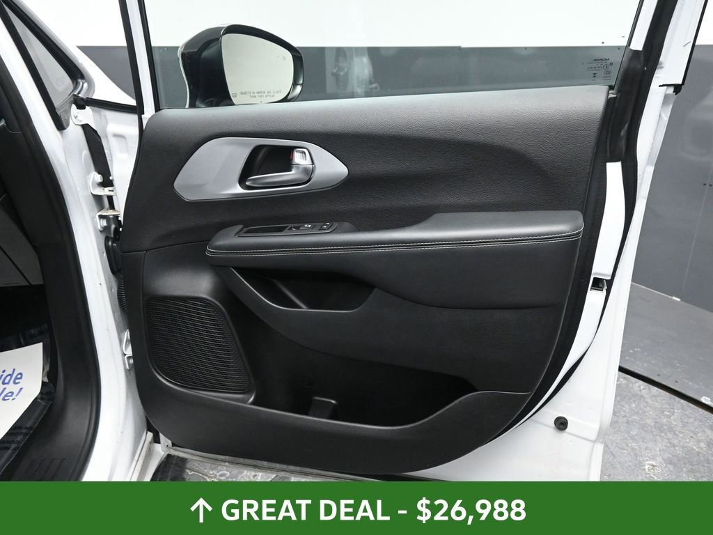 Used 2024 Chrysler Pacifica Select image 21