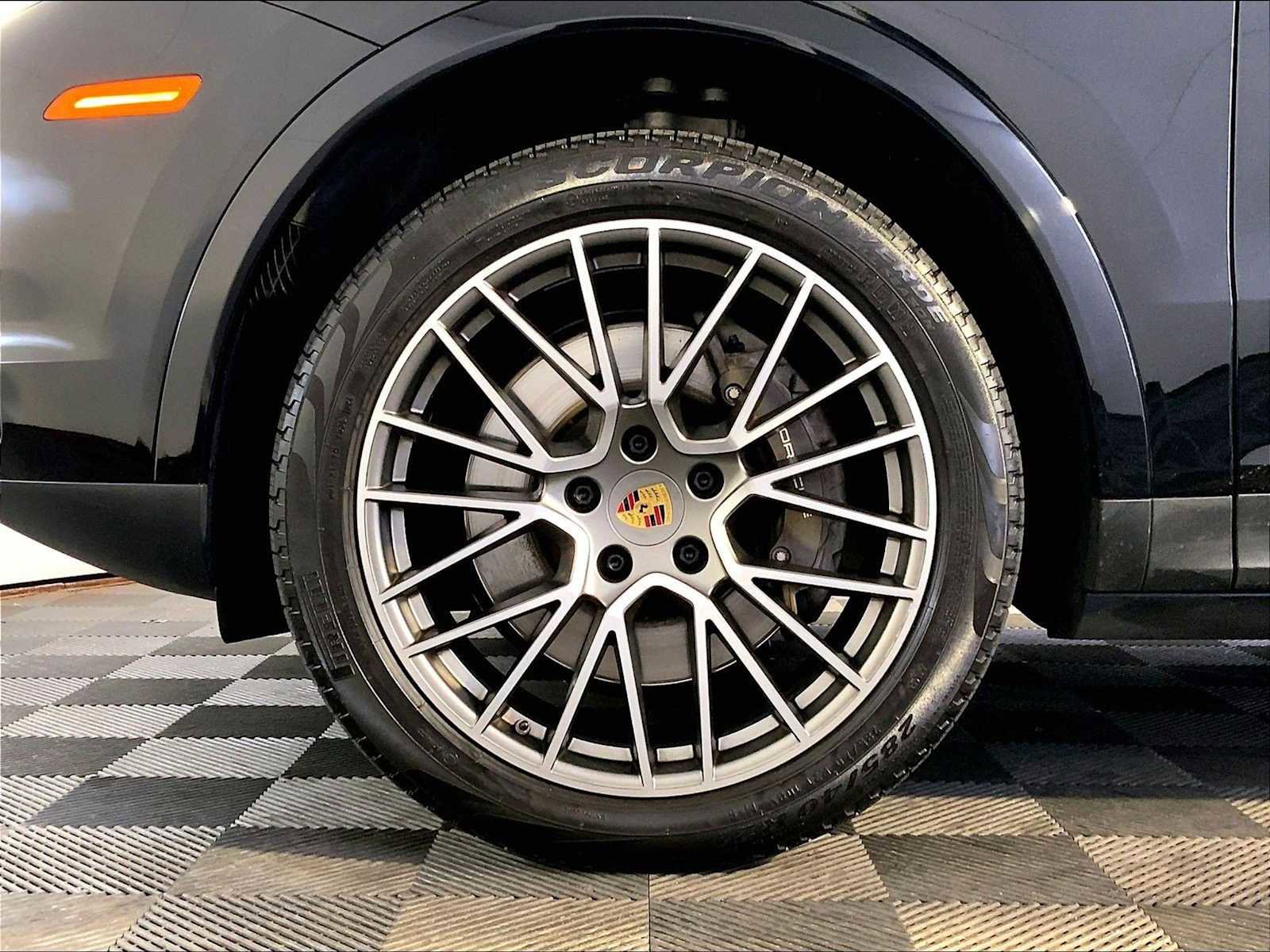 Certified 2022 Porsche Cayenne Platinum Edition image 11