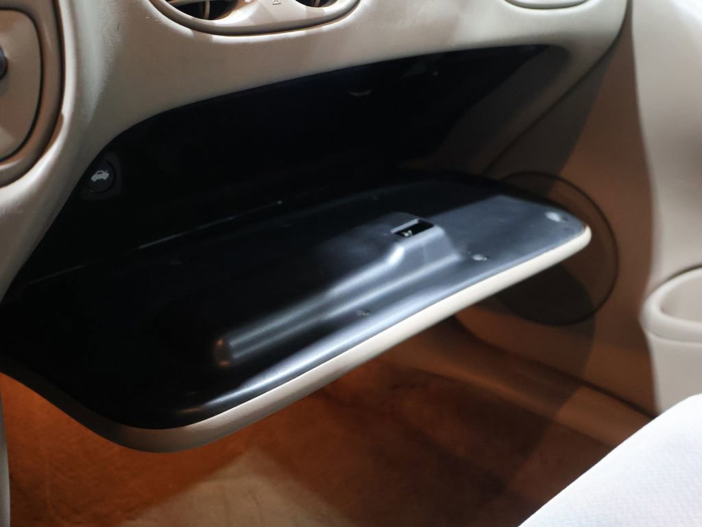 Used 2005 Pontiac Bonneville SE image 26