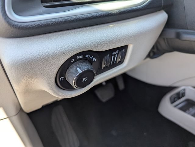 Used 2018 Chrysler Pacifica Touring Plus w/ Tire & Wheel Group FWD image 21