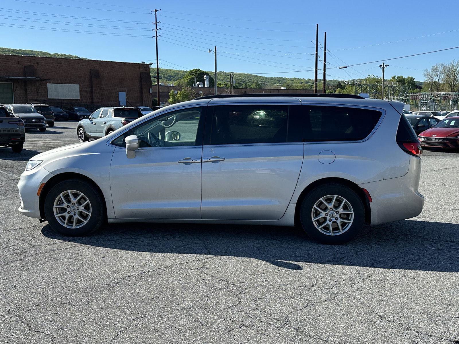 Used 2022 Chrysler Pacifica Touring-L FWD image 5