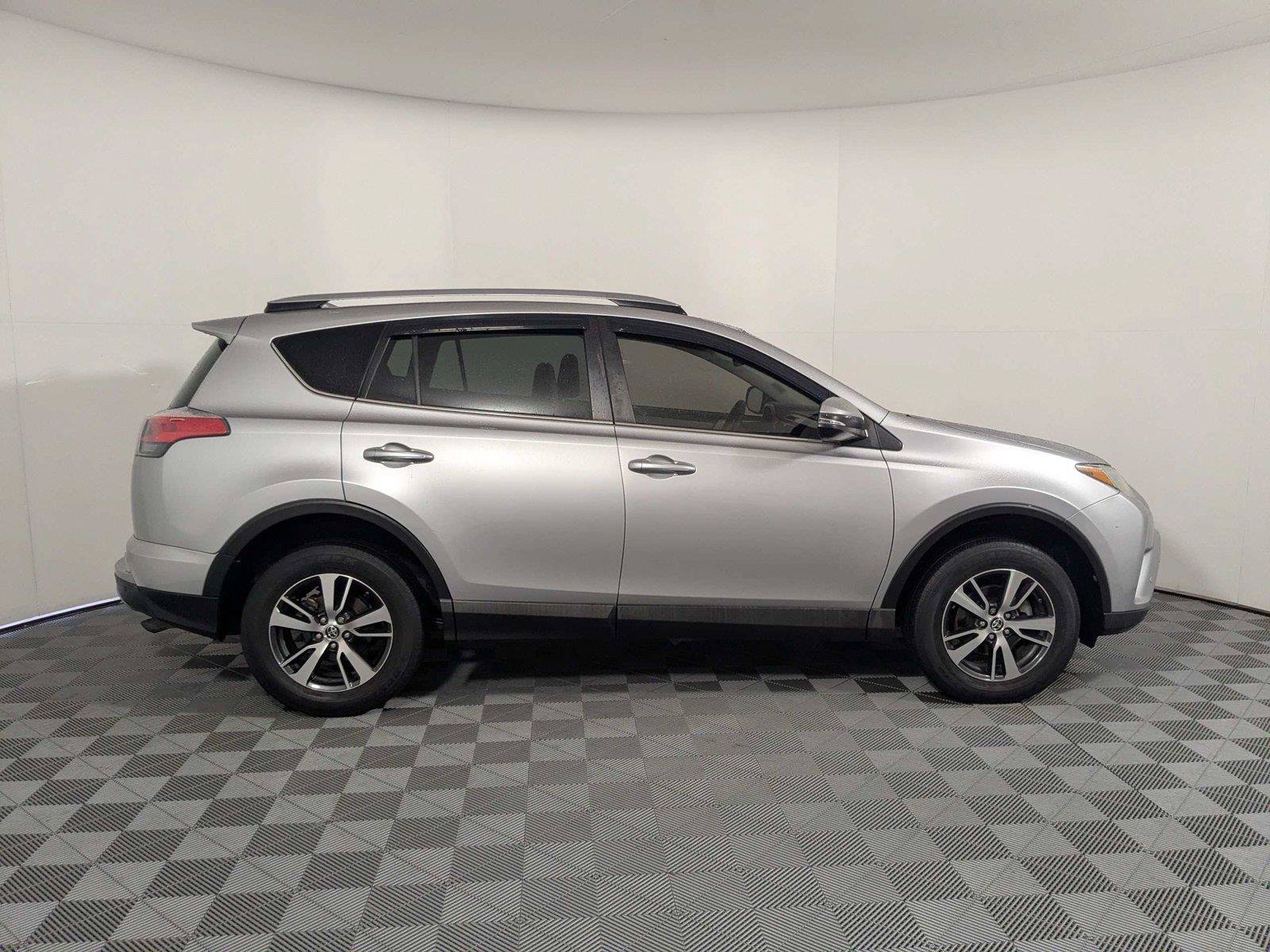 Used 2018 Toyota RAV4 XLE FWD image 4