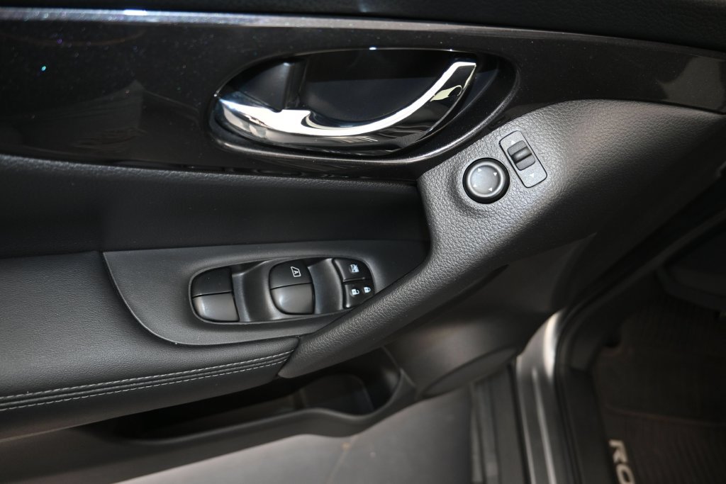 Used 2018 Nissan Rogue S FWD image 11