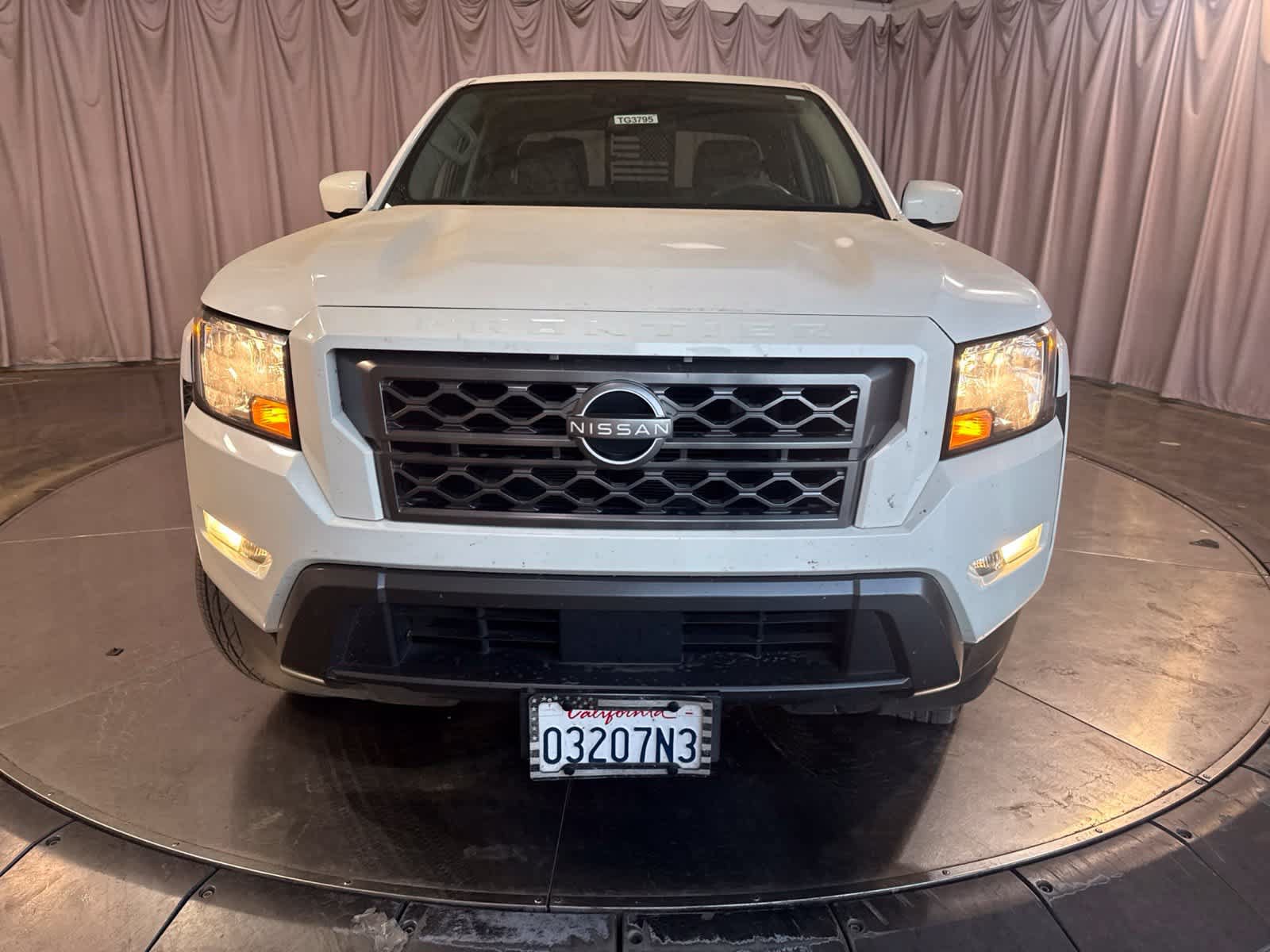Used 2022 Nissan Frontier SV RWD image 2