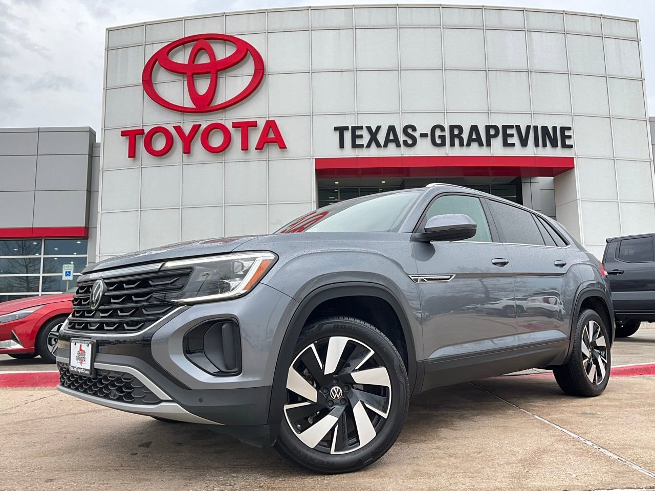 Used 2025 Volkswagen Atlas Cross Sport SE image 2