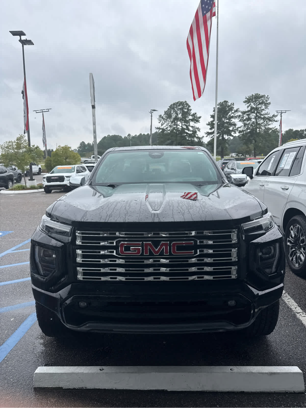 Used 2023 GMC Canyon Denali w/ Denali Black Edition AWD/4WD image 2