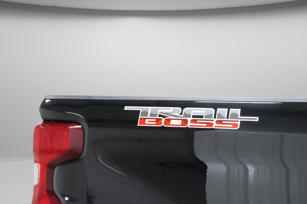 Used 2020 Chevrolet Silverado 1500 LT Trail Boss w/ Midnight Edition AWD/4WD image 32
