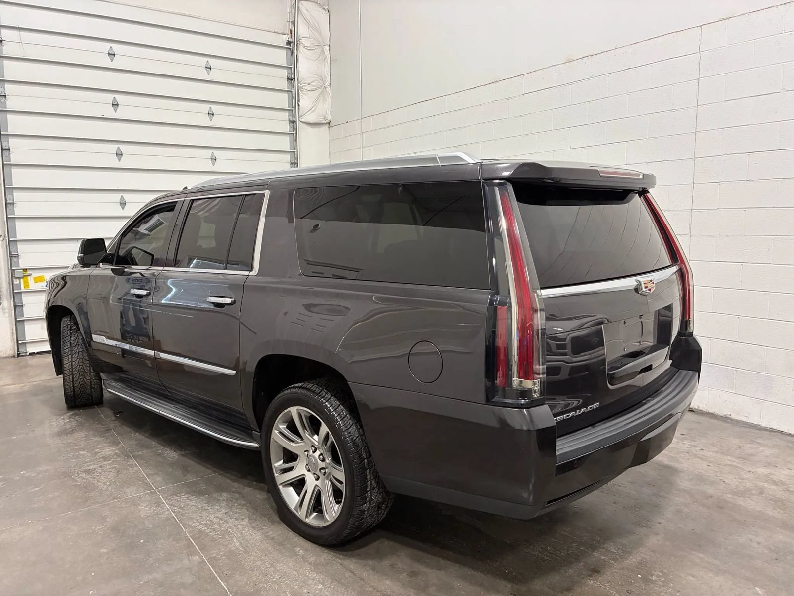 Used 2015 Cadillac Escalade ESV Luxury AWD/4WD image 3