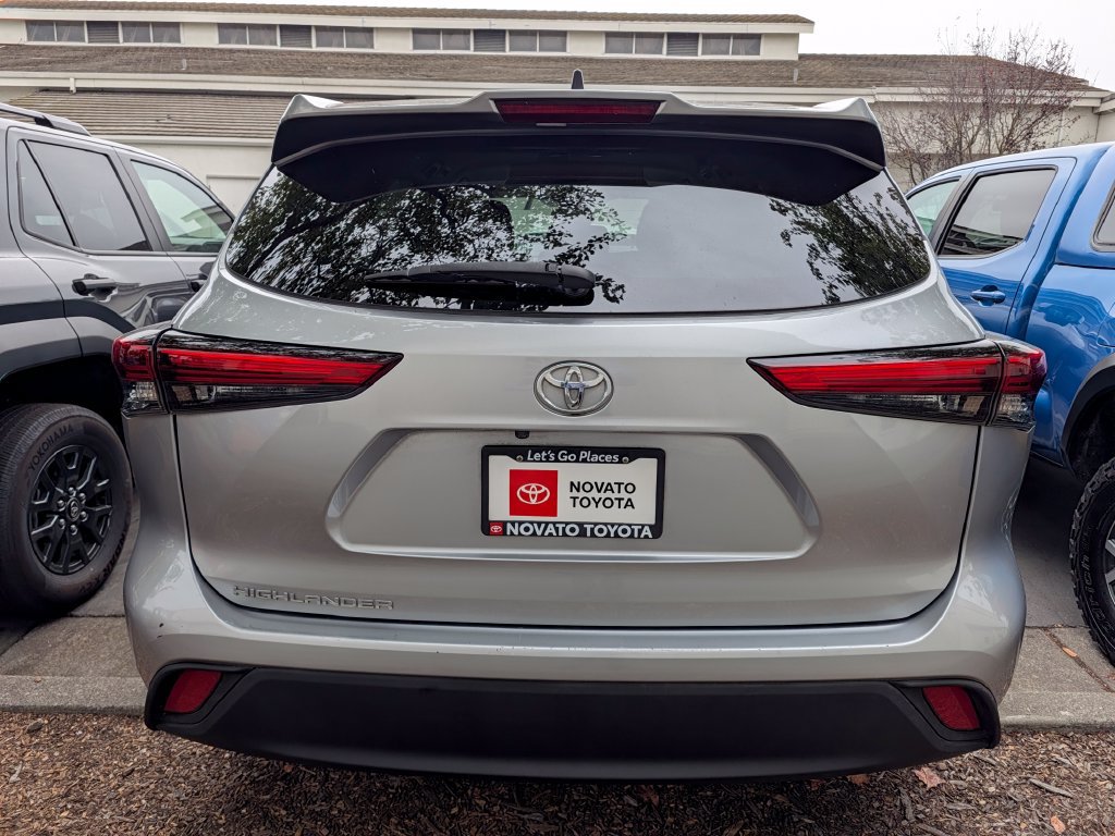 Used 2022 Toyota Highlander L FWD image 3