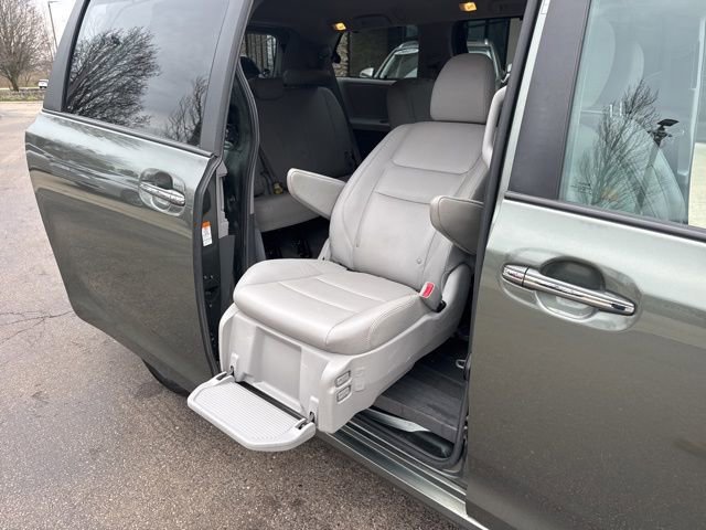 Used 2018 Toyota Sienna XLE w/ XLE Navigation Package image 35