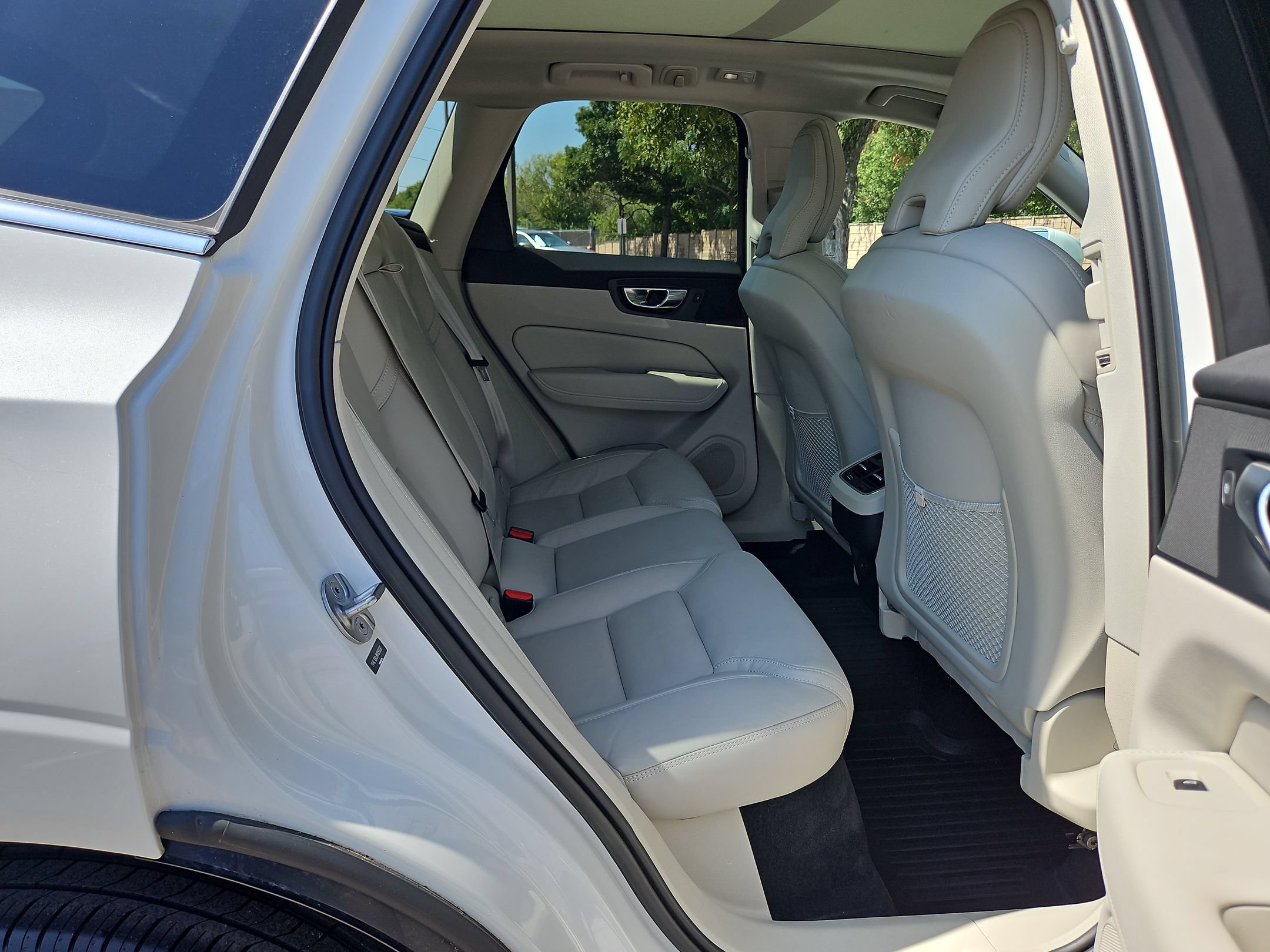 Used 2022 Volvo XC60 B5 Inscription w/ Advanced Package FWD image 25