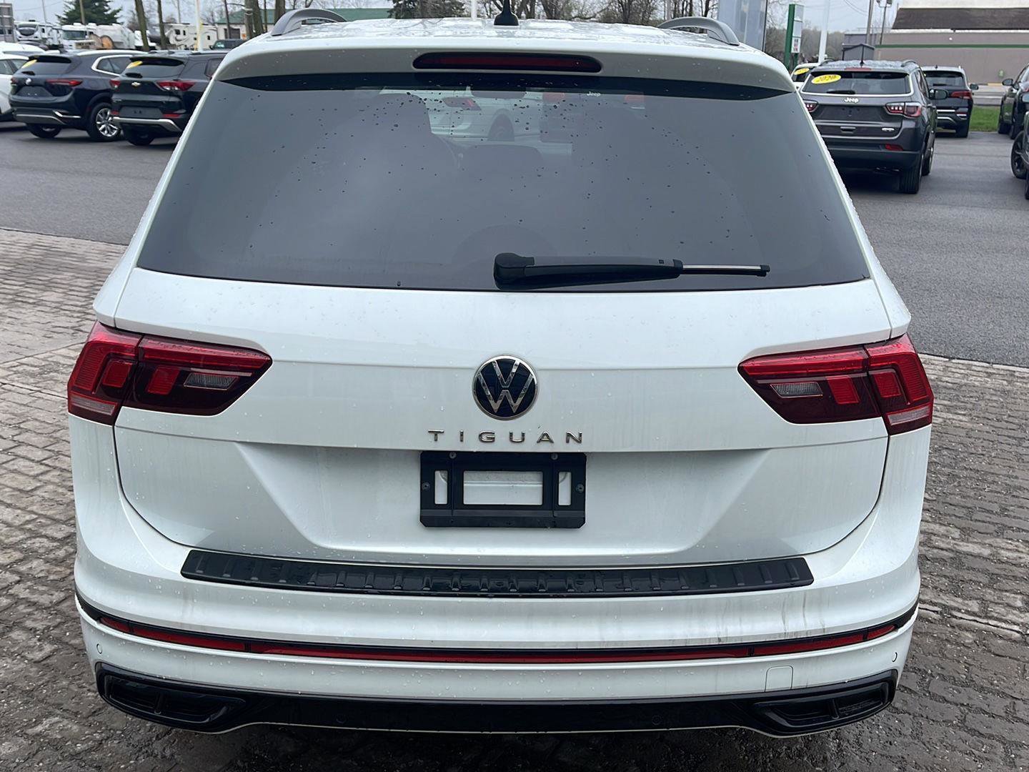 Used 2024 Volkswagen Tiguan SE R-Line AWD/4WD image 5