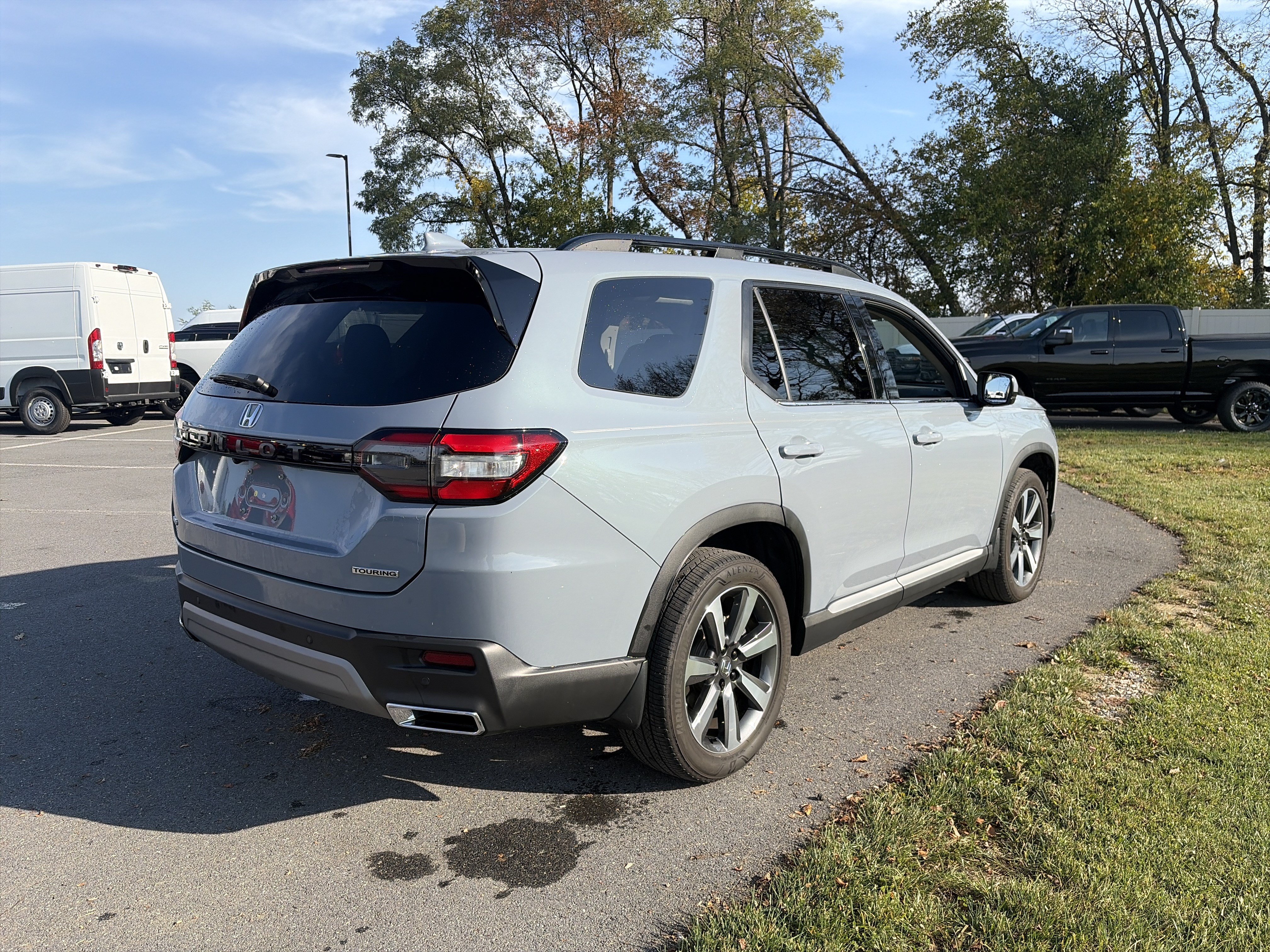 Used 2025 Honda Pilot Touring image 4
