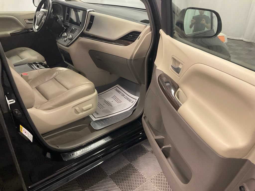 Used 2015 Toyota Sienna XLE FWD image 34