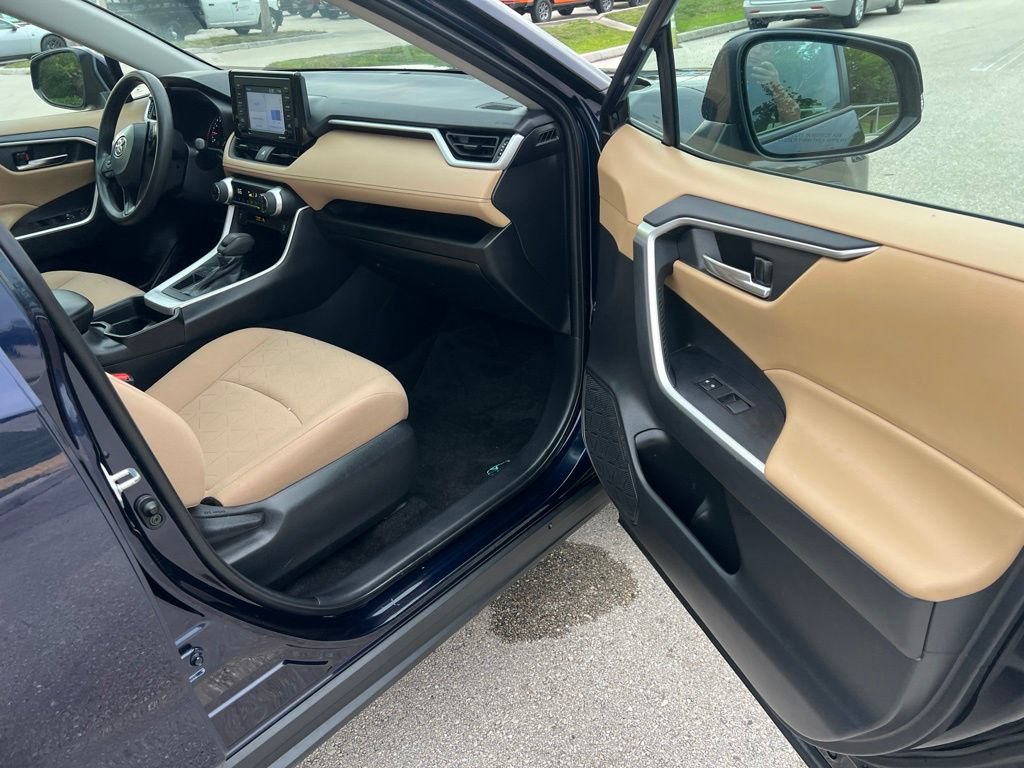 Used 2021 Toyota RAV4 XLE w/ Convenience Package FWD image 11