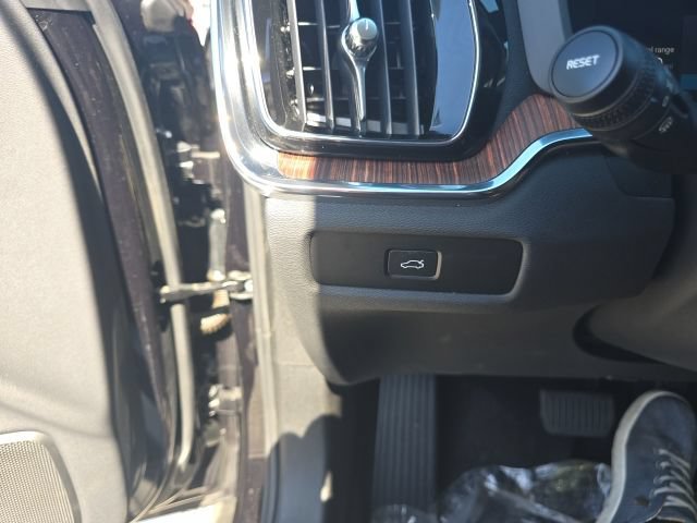 Used 2025 Volvo V60 B5 Cross Country Plus AWD/4WD image 12