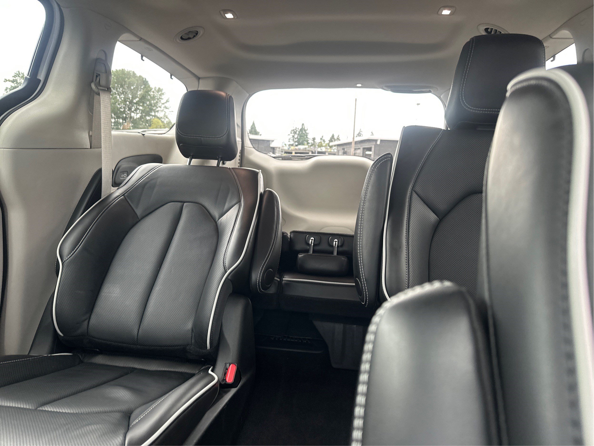 Used 2023 Chrysler Pacifica Limited w/ Uconnect Theater Family Group FWD image 31