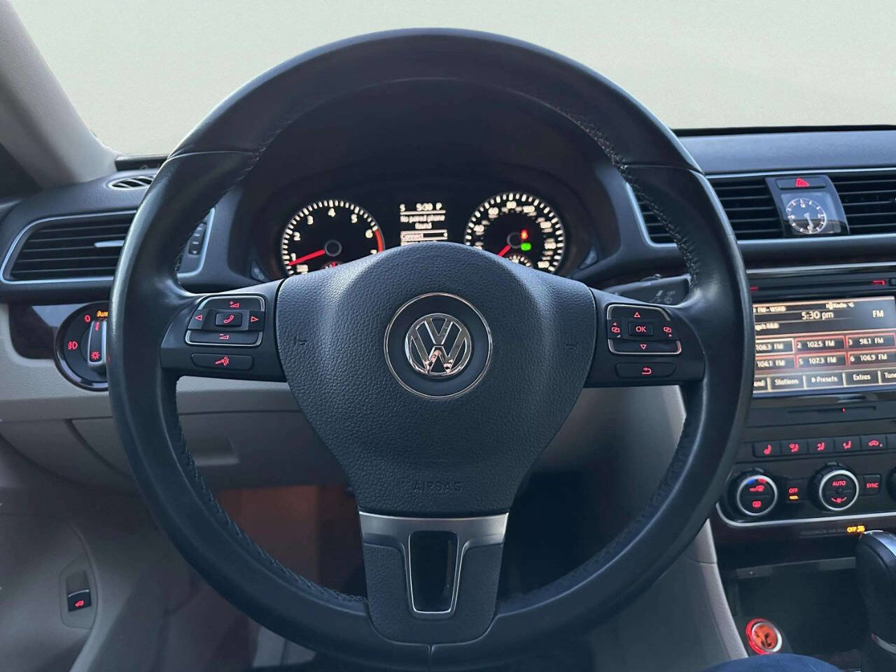 Used 2013 Volkswagen Passat 2.5 SEL Premium image 22