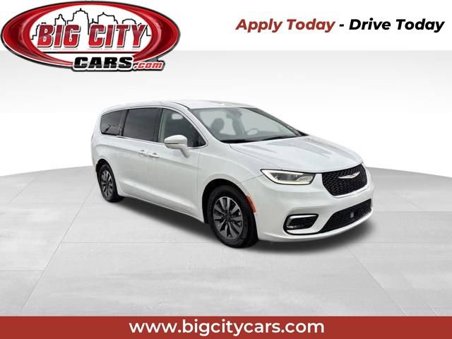 Used 2022 Chrysler Pacifica Touring-L w/ Uconnect Theater Family Group