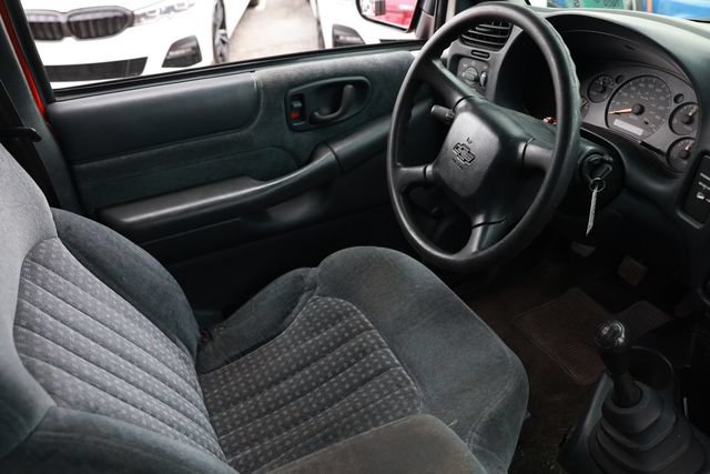 Used 2000 Chevrolet S10 Pickup LS w/ Preferred Equipment Group RWD image 17