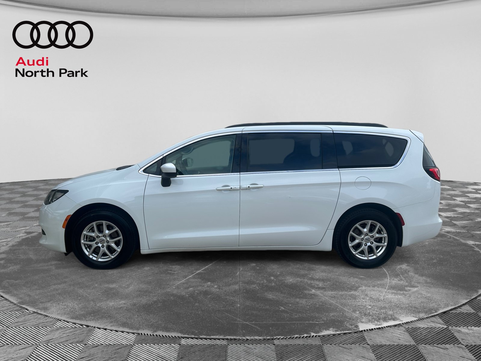 Used 2021 Chrysler Voyager Lxi FWD image 2