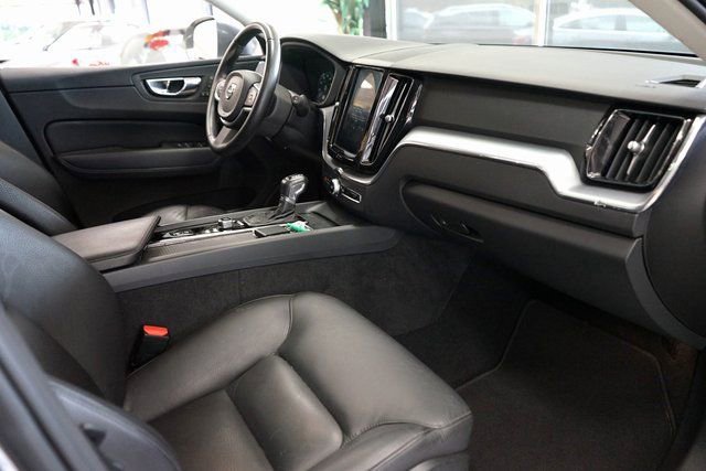 Used 2020 Volvo XC60 T5 Momentum image 45