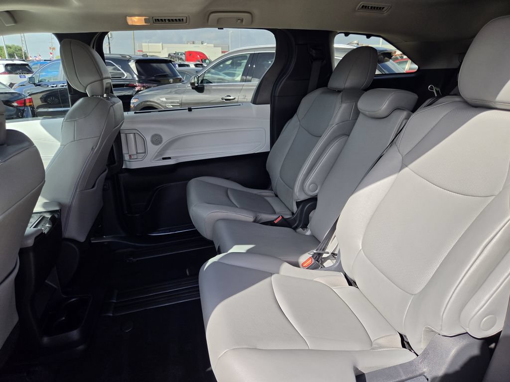 Used 2026 Toyota Sienna XLE FWD image 30