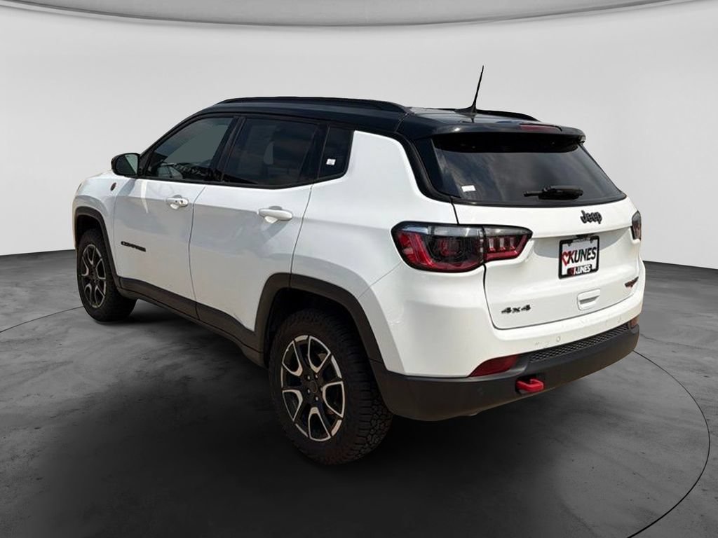 Used 2025 Jeep Compass Trailhawk AWD/4WD image 8