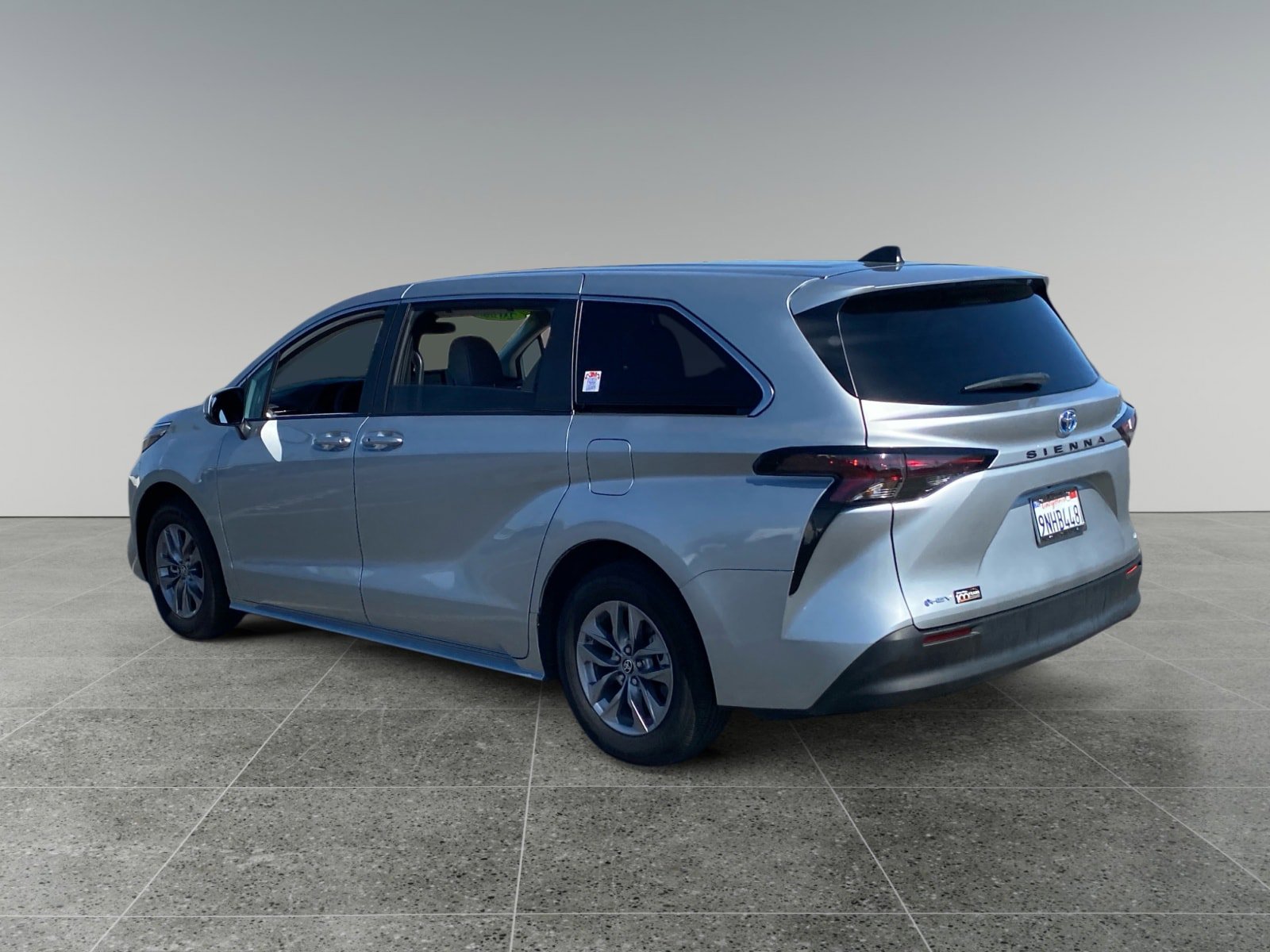 Used 2025 Toyota Sienna LE image 3