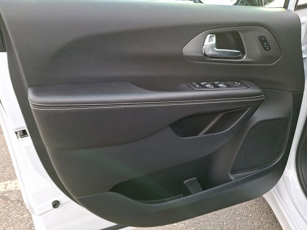 New 2026 Chrysler Pacifica Select image 10