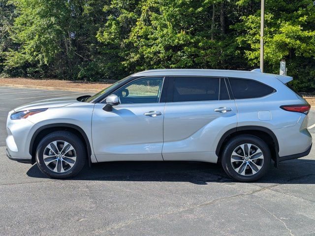 Used 2022 Toyota Highlander XLE AWD/4WD image 4