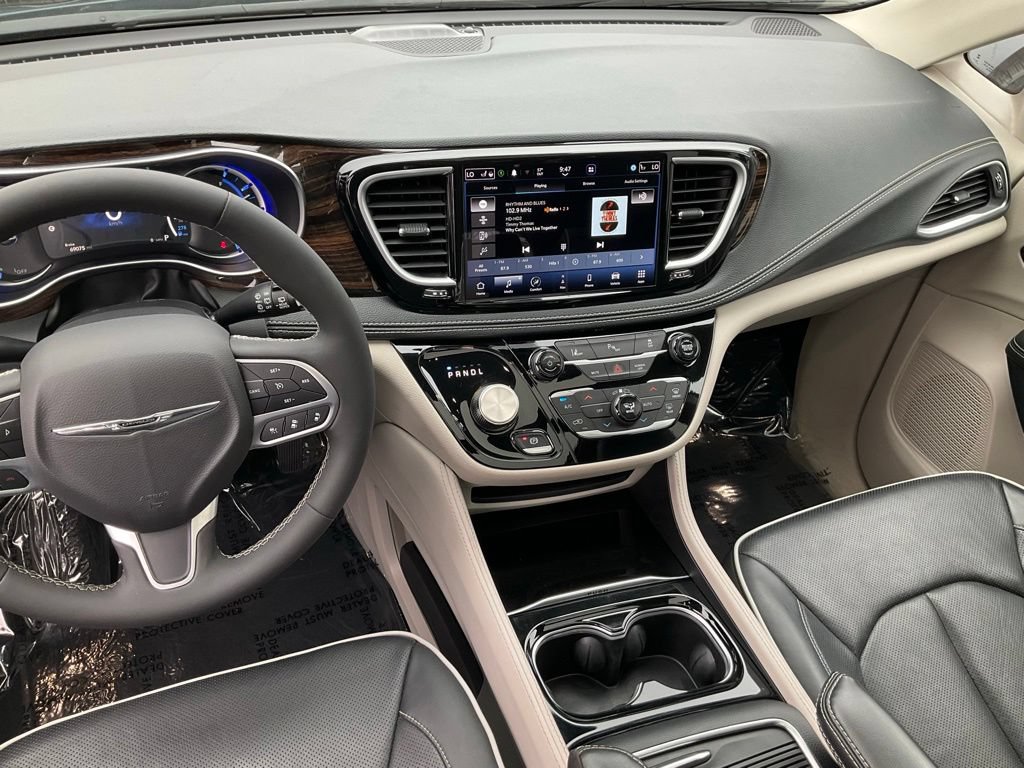Used 2023 Chrysler Pacifica Limited FWD image 47