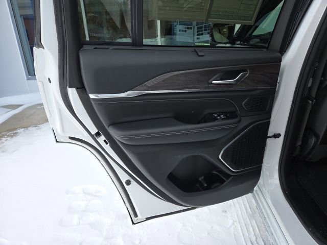 Used 2023 Jeep Grand Cherokee Overland w/ Luxury Tech Group IV image 46