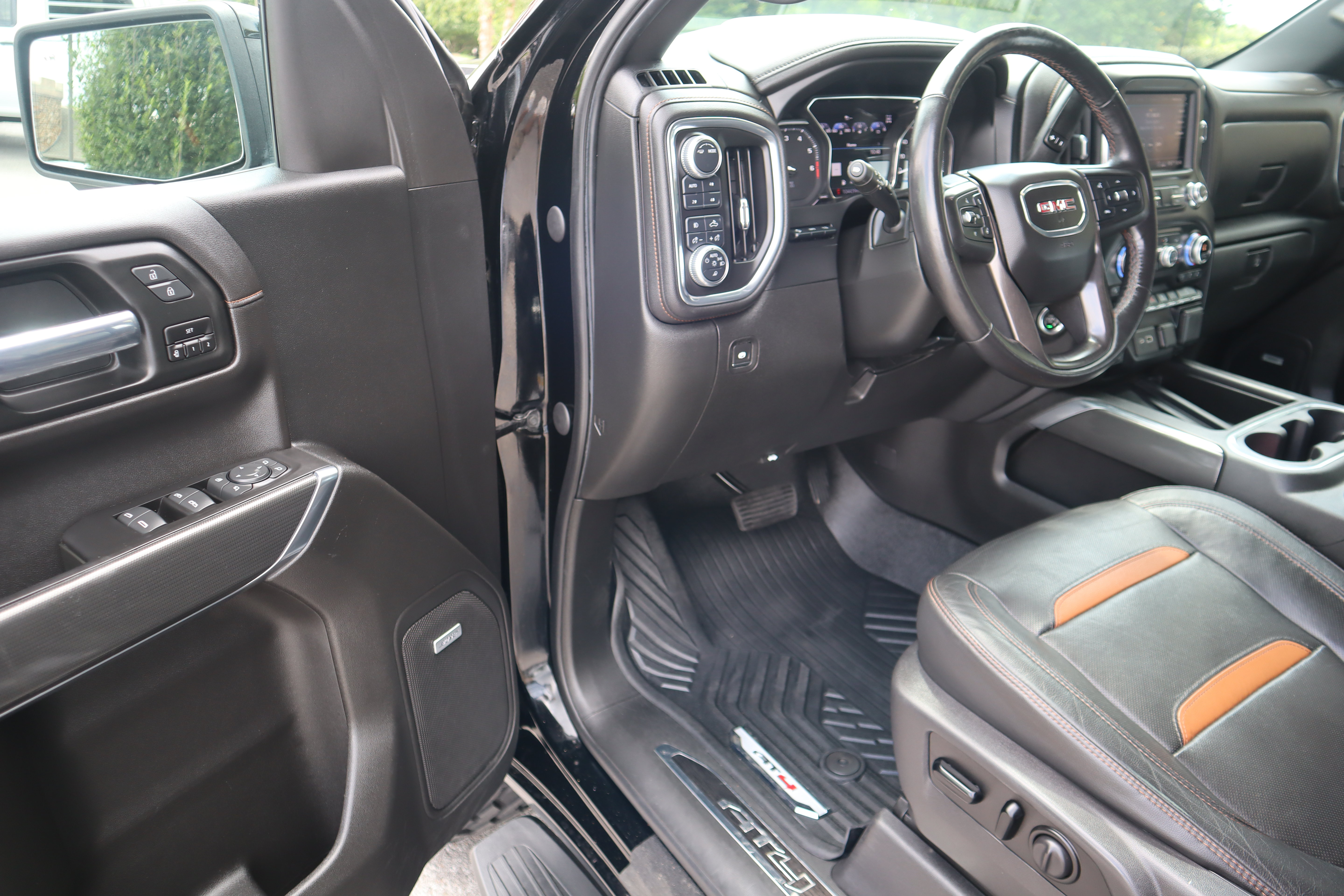 Used 2020 GMC Sierra 1500 AT4 w/ AT4 Premium Package AWD/4WD image 3