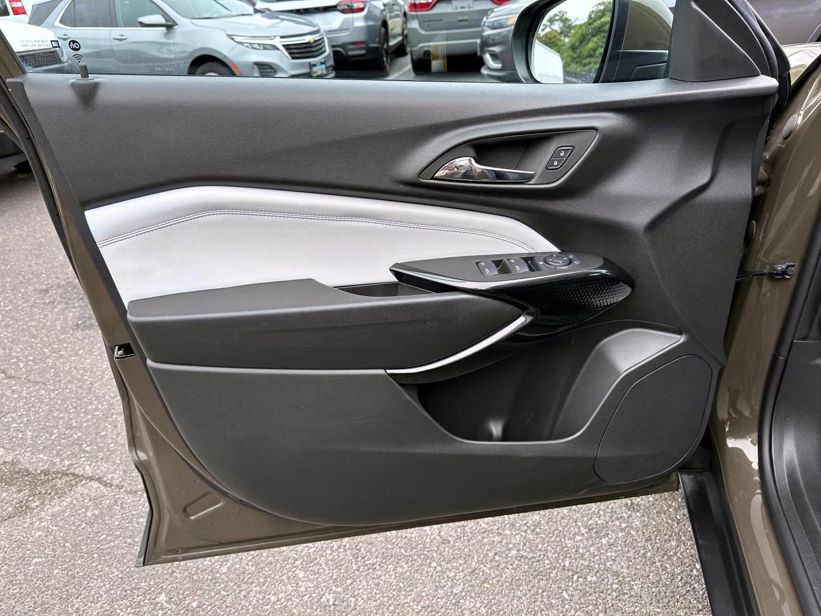 Used 2024 Chevrolet Trax LT FWD image 8