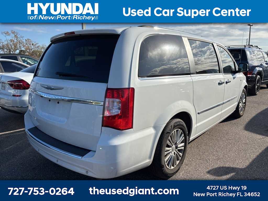 Used 2014 Chrysler Town & Country Touring-L image 3