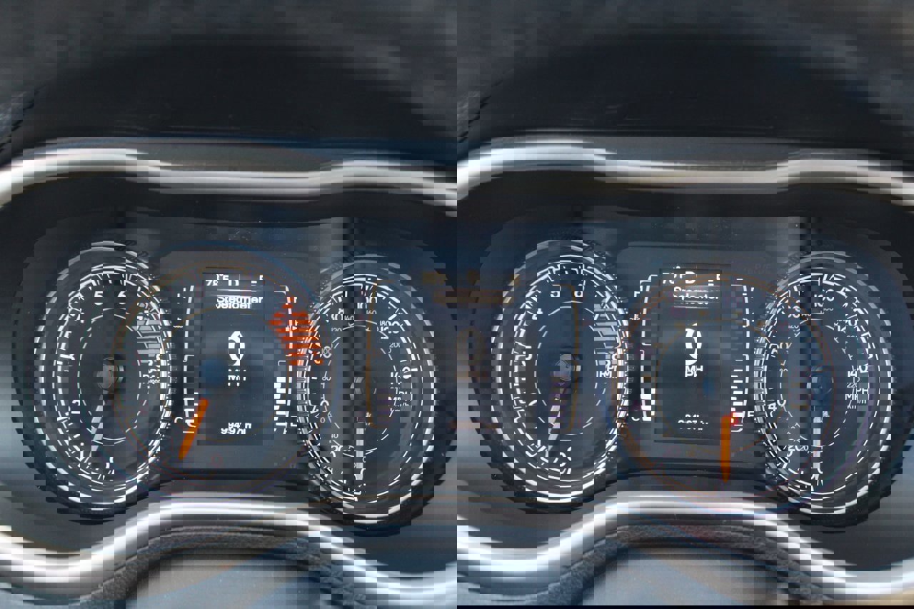 Used 2016 Jeep Cherokee Latitude w/ Cold Weather Group image 14