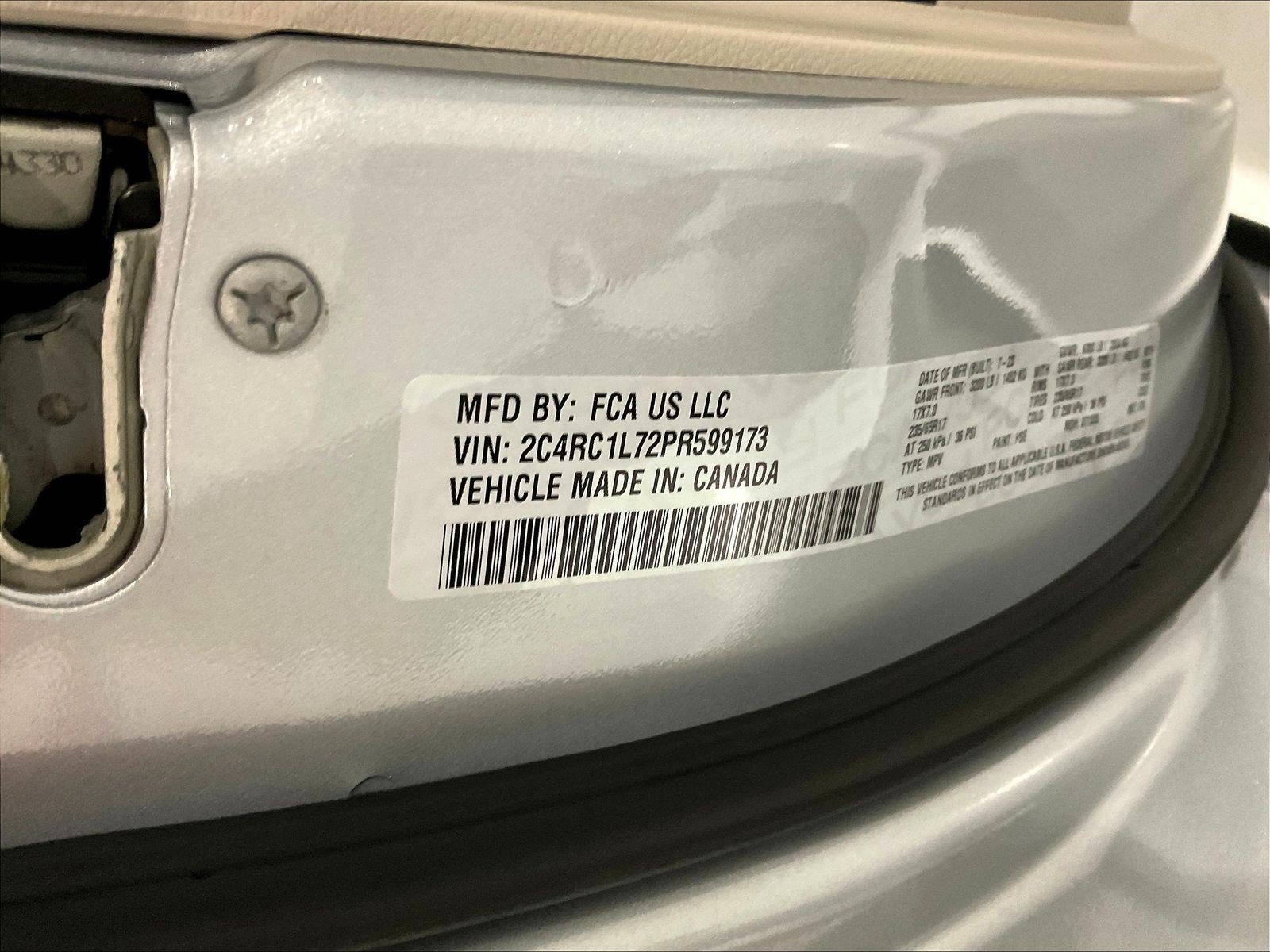 Used 2023 Chrysler Pacifica Touring-L FWD image 17