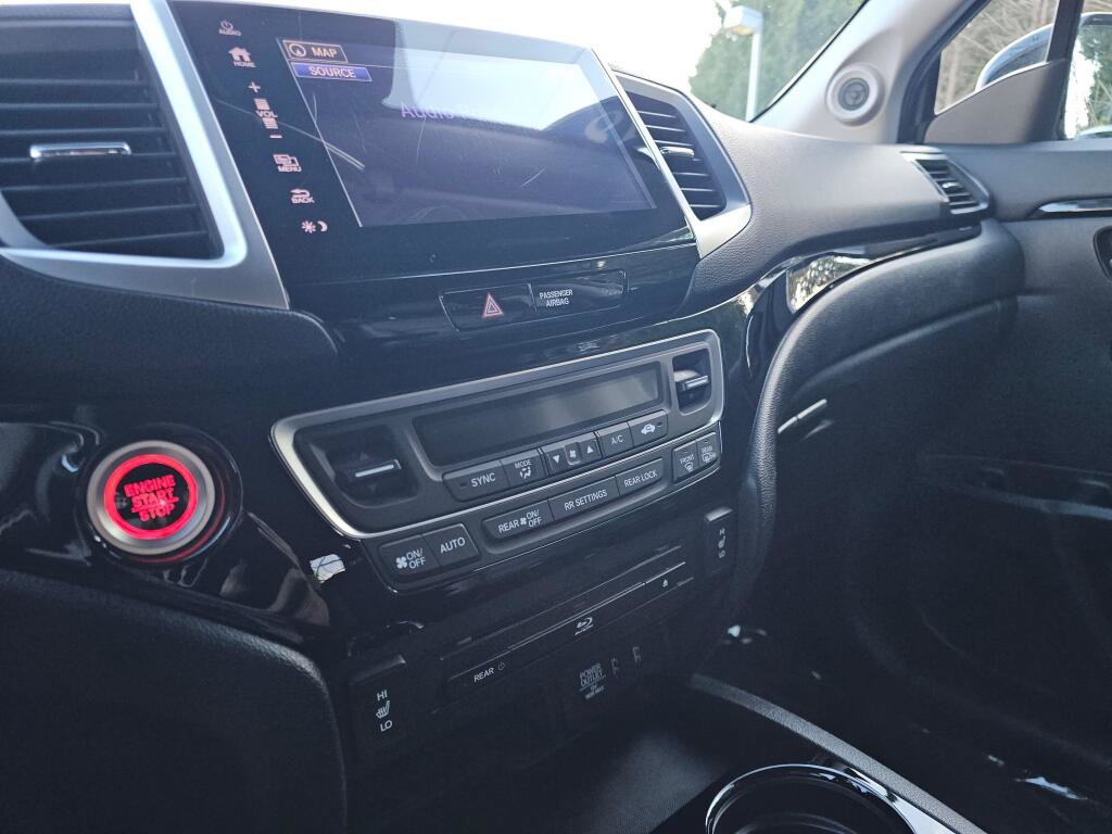 Certified 2018 Honda Pilot Touring image 31