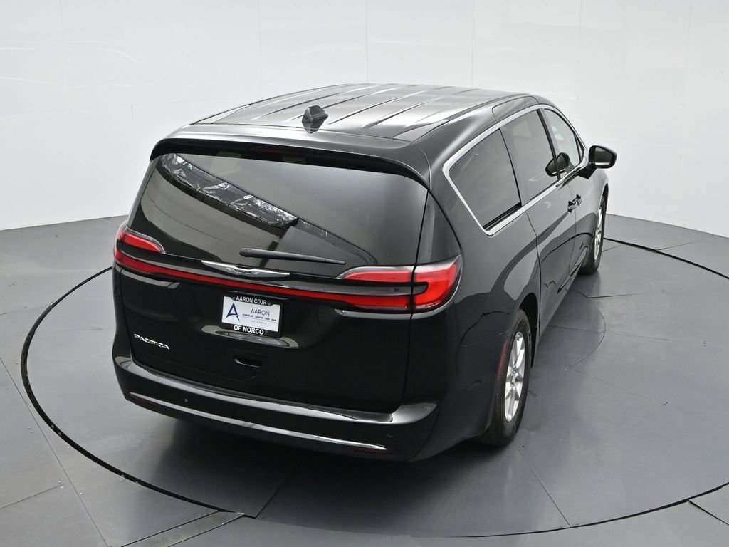 Used 2024 Chrysler Pacifica Touring-L image 56