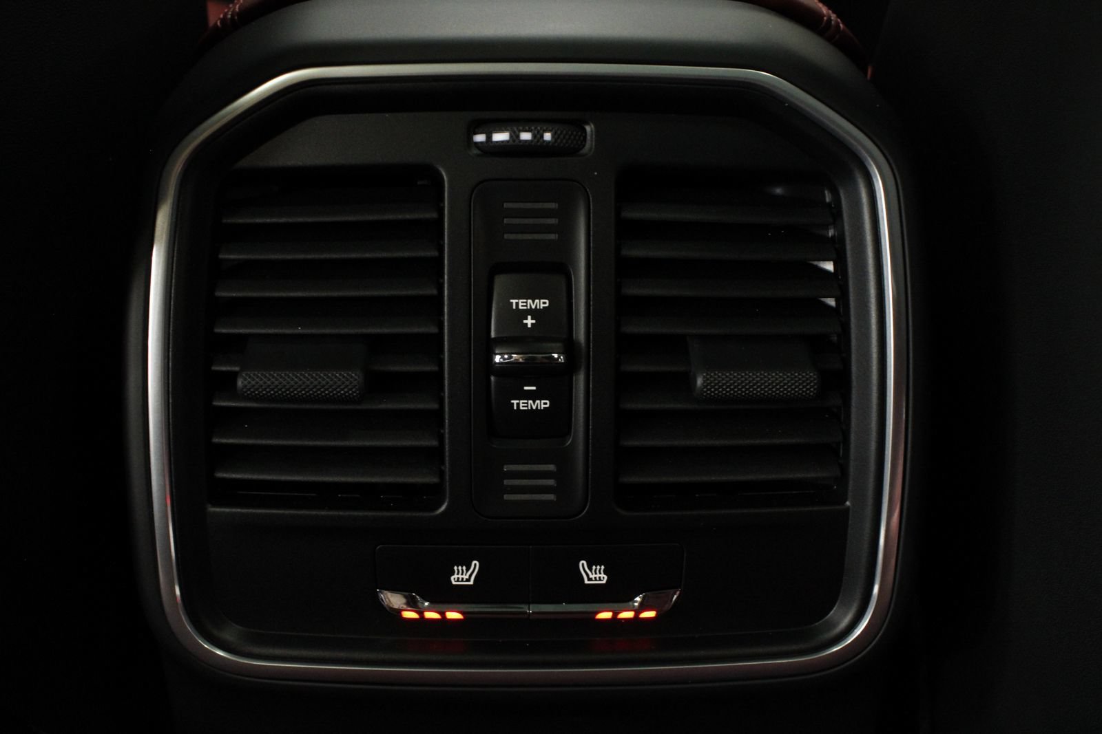 Certified 2025 Porsche Macan AWD/4WD image 33