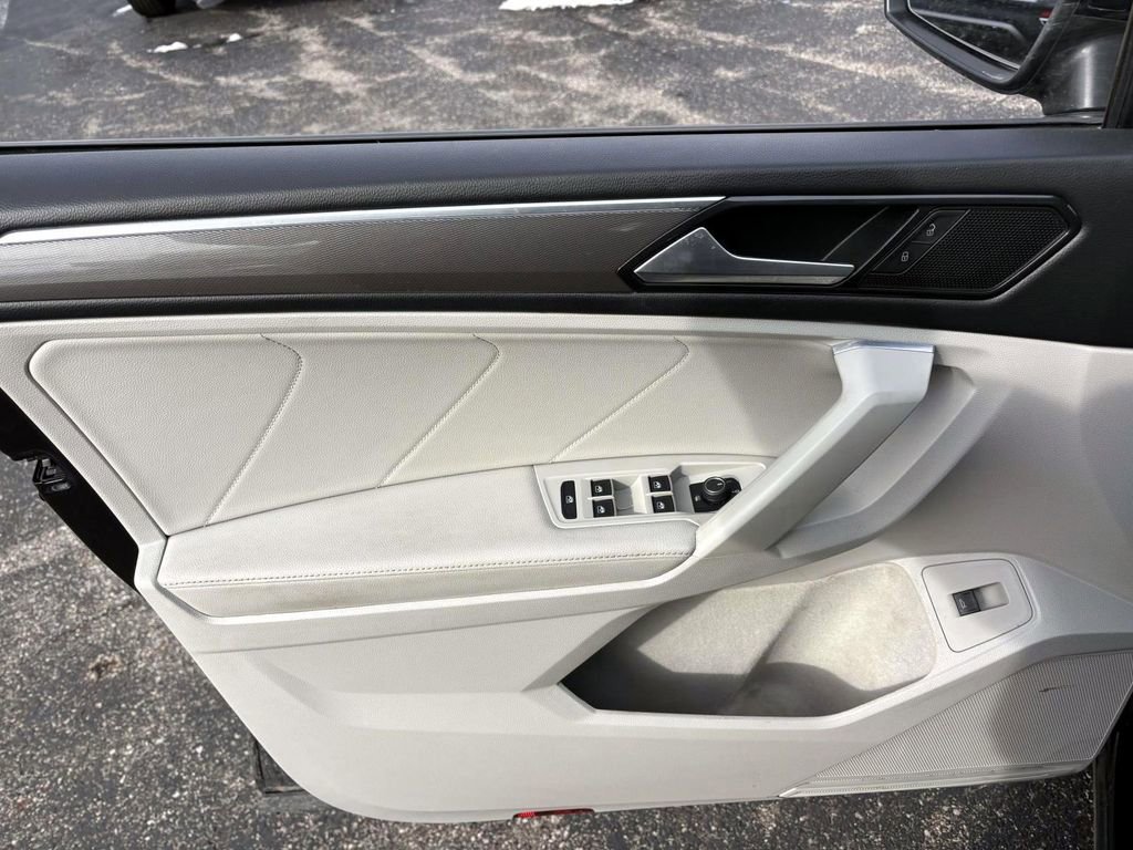 Used 2022 Volkswagen Tiguan SE R-Line image 11