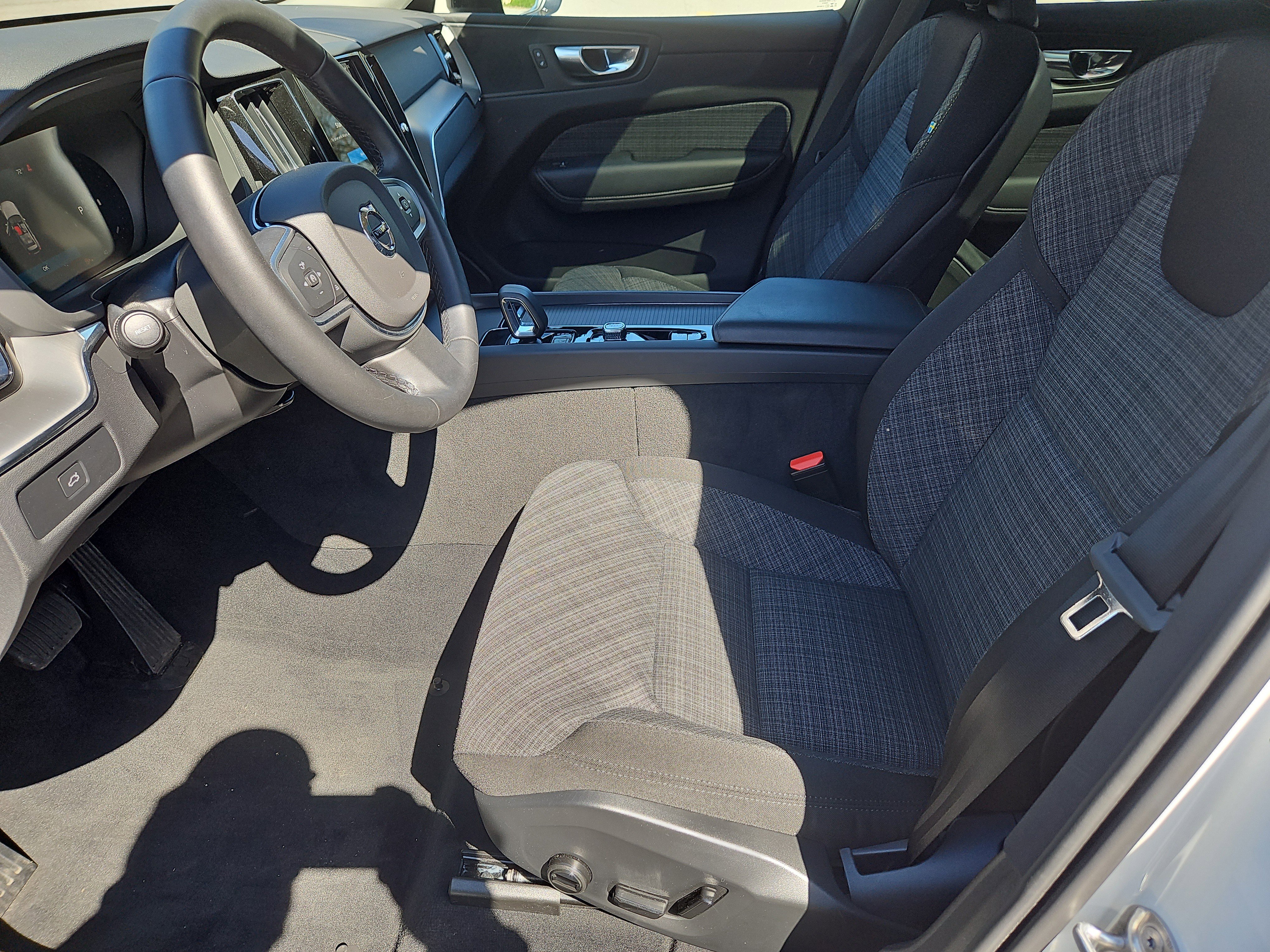 Used 2025 Volvo XC60 B5 Core AWD/4WD image 29