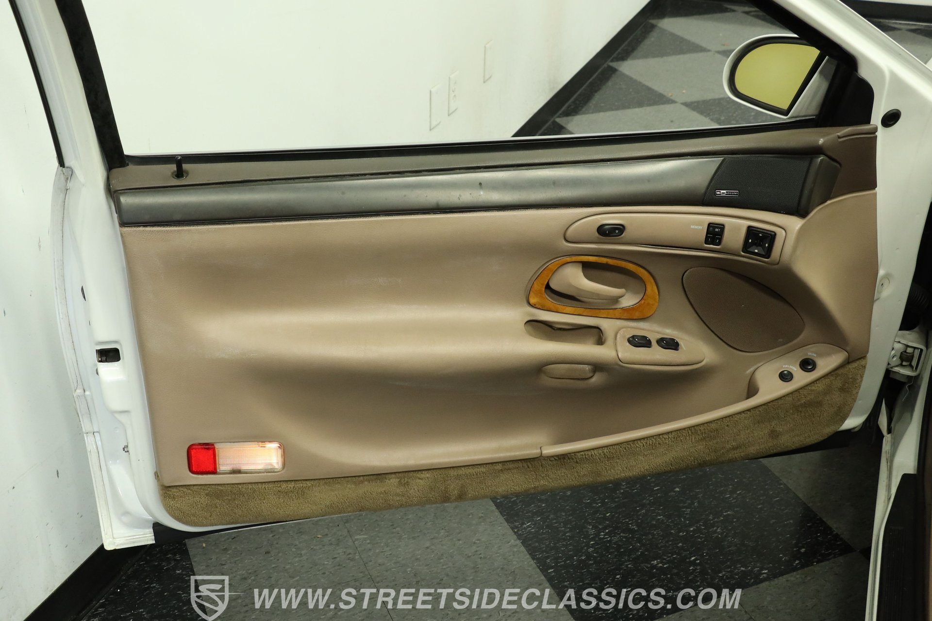Used 1993 Lincoln Mark VIII RWD image 34