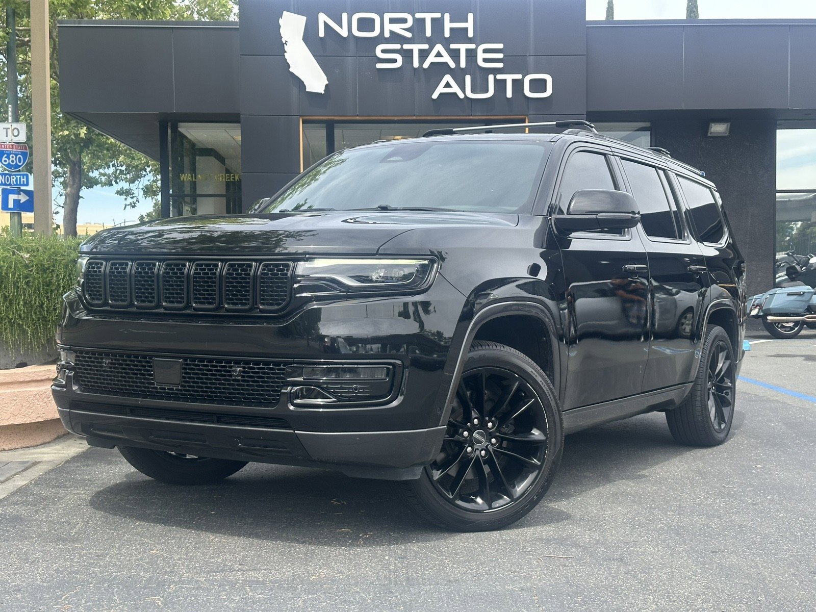 Used 2022 Jeep Wagoneer Series III w/ Premium Group I image 2