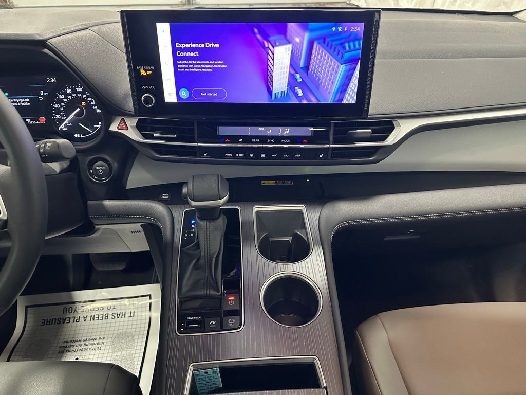 Used 2025 Toyota Sienna XLE image 25